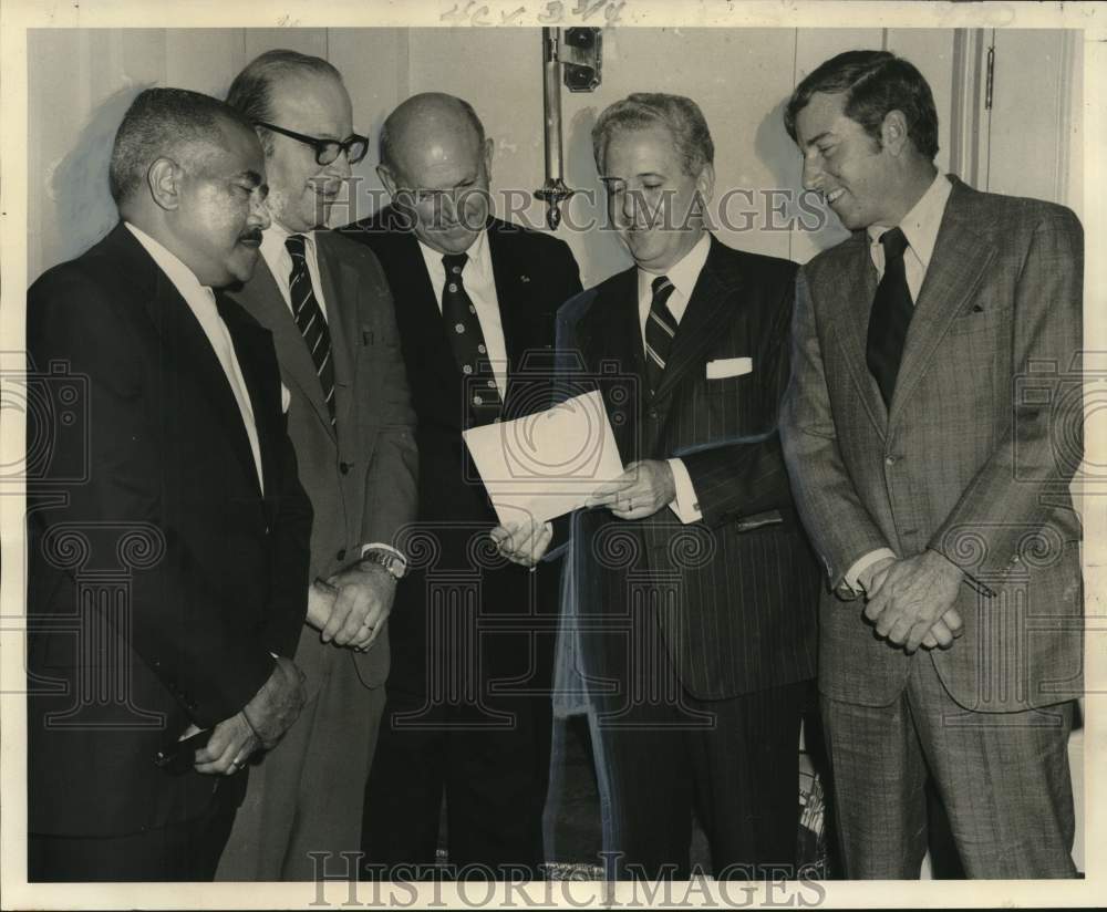 1974 Louis Read and Metropolitan Area Committee officers confer - Historic Images