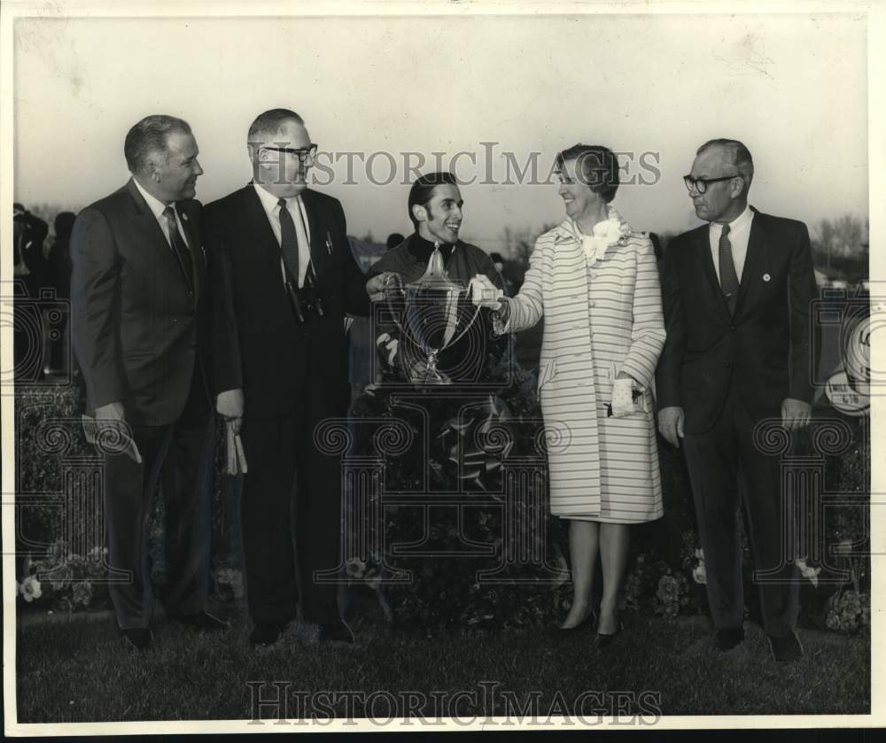 1970 Press Photo Phil Rubbicco, Winner of New Orleans Handicap Trophy and Owners - Historic Images