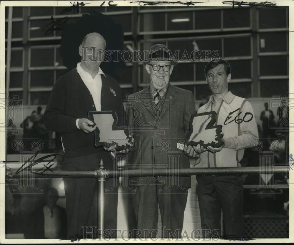 1970 Press Photo Winning trainer &amp; jockey honored at New Orleans fair grounds - Historic Images