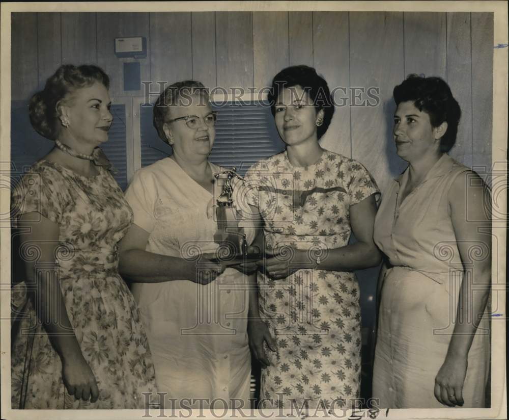 1959 Press Photo Beginners Bowling Afternoon League members at Westside Bowl - Historic Images