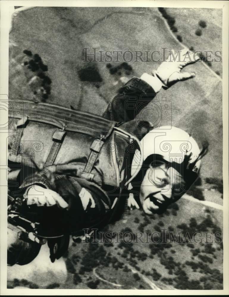 1964 Press Photo Ann Batterson poses while falling 10,000 feet a minute - Historic Images