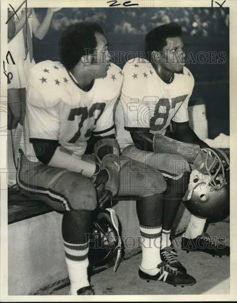 1974 Press Photo Terry Sherman and Harold Villere watch LSU All-Star game- Historic Images