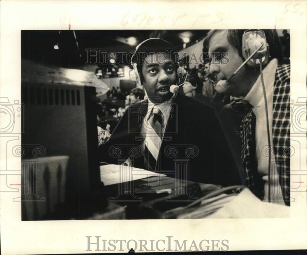 1977 Press Photo Oscar Robertson court-side with Announcer - noo74918 - Historic Images