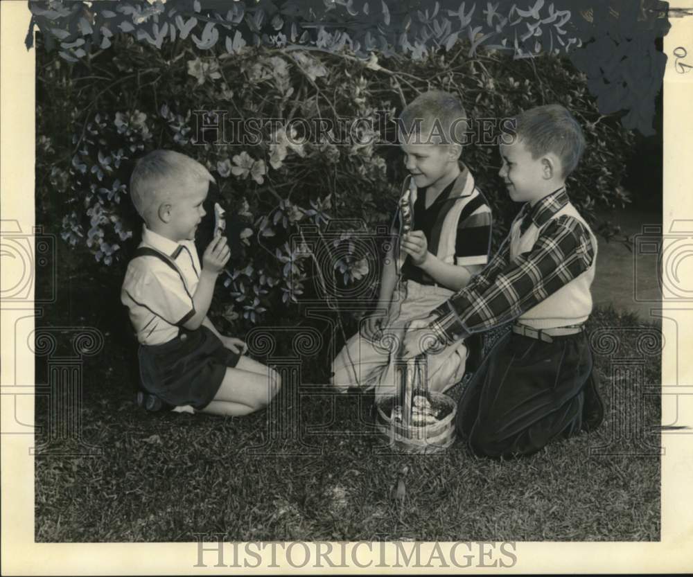 1958 Stephen Forrester, Jackie Stibbs, Billy Cummins play in Yard - Historic Images