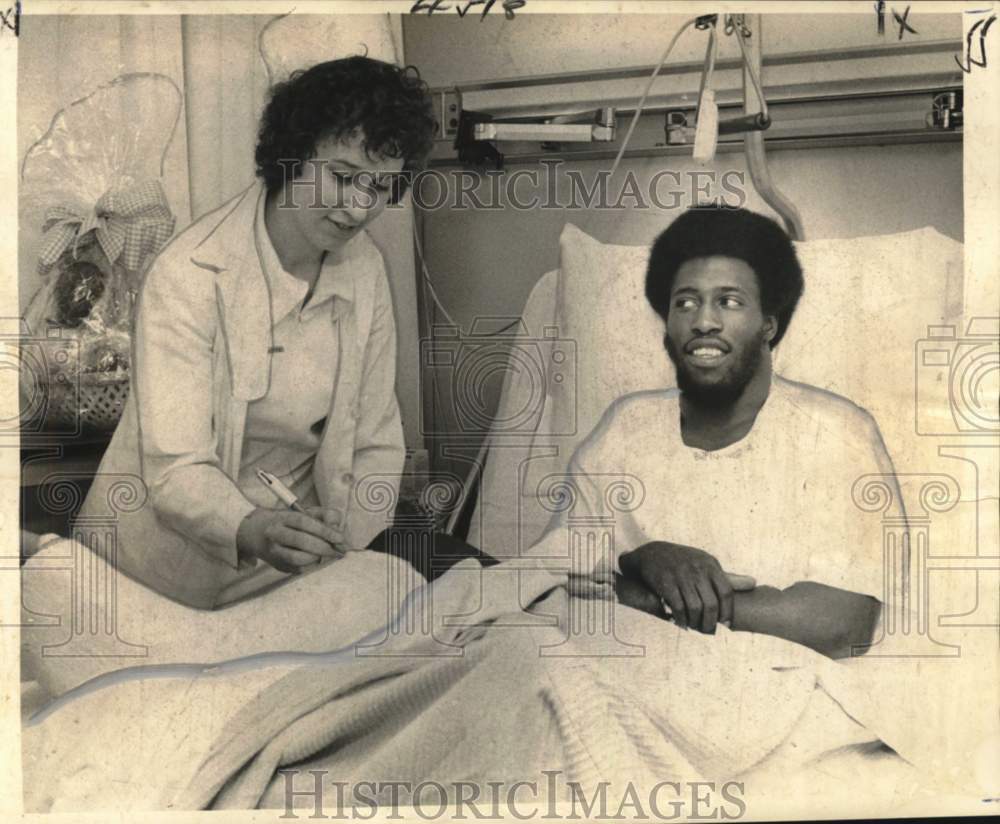 1975 Press Photo Mike Strahan, Saint running back, after ankle surgery - Historic Images