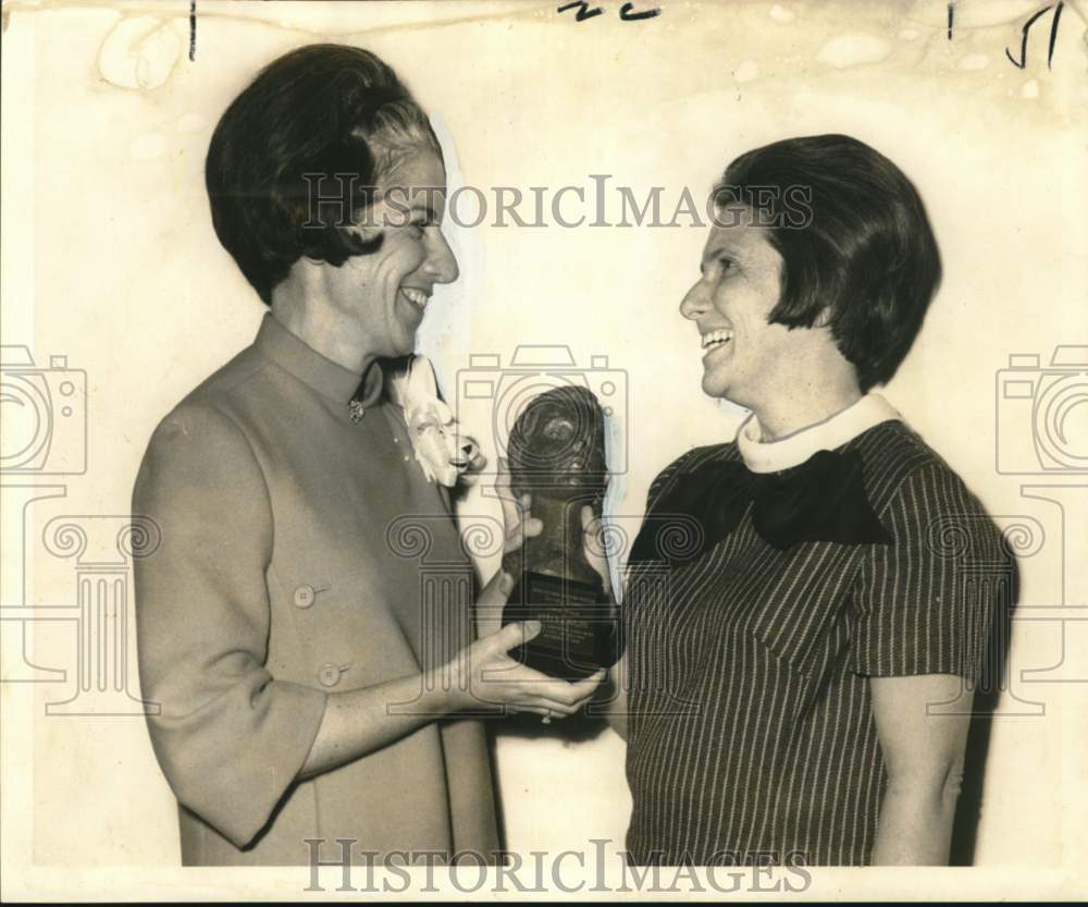 1968 National Council of Jewish Women awards Hannah G. Solomon Award - Historic Images