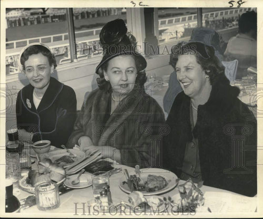 1960 Press Photo Horse racing enthusiasts gather at New Orleans Fair Grounds- Historic Images