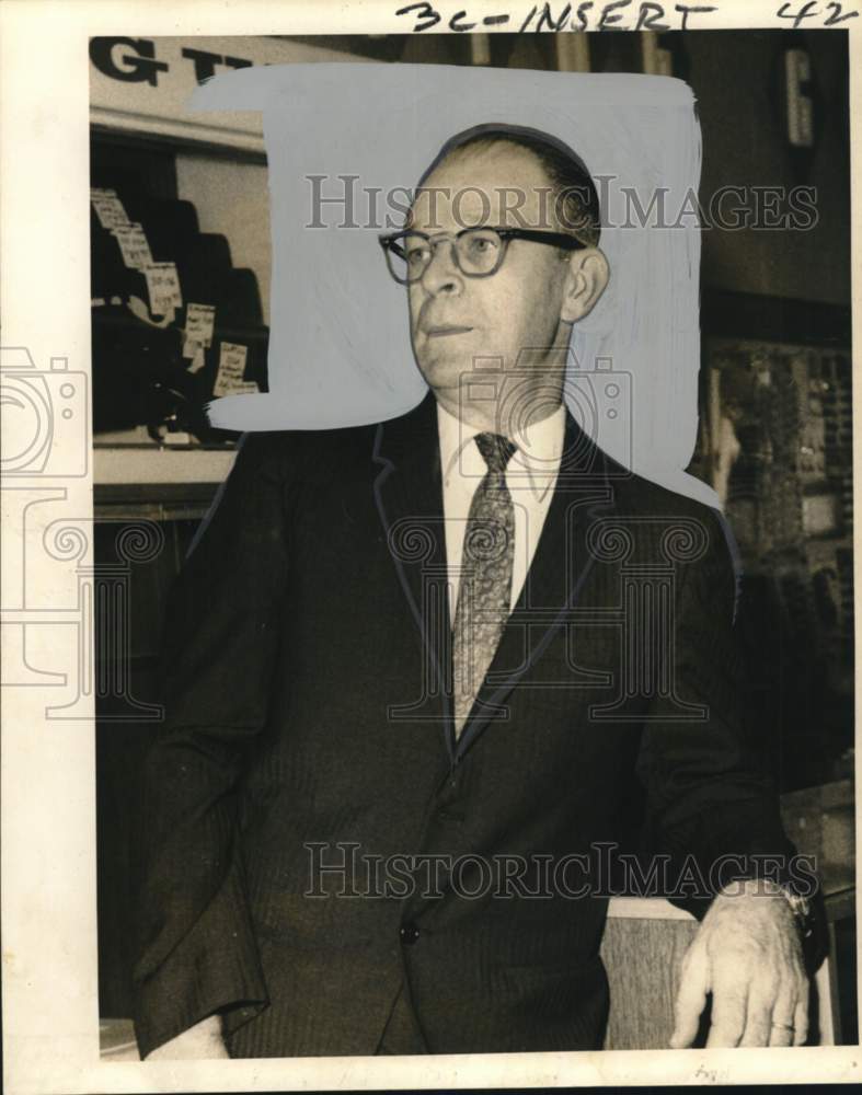 1968 Press Photo Harold T. Valetone, T.G.&amp;Y. Outlet Manager in Portrait - Historic Images