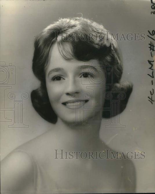 1962 Linda Stewart smiles in Closeup Portrait - Historic Images