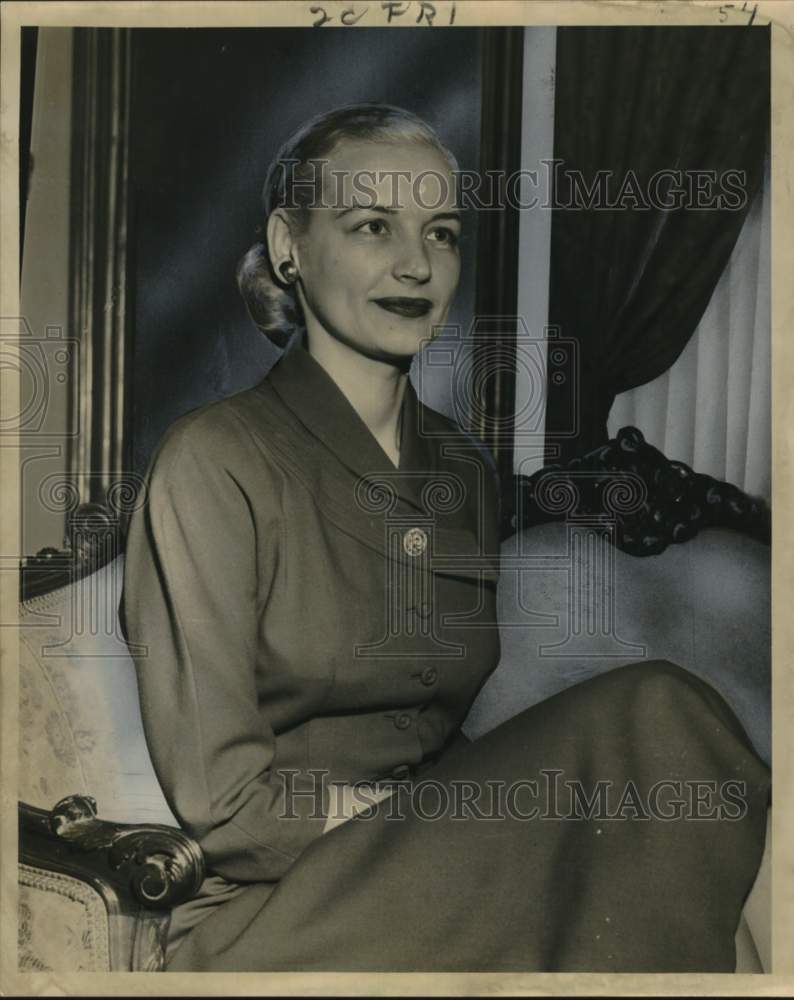 Mrs. Henry G. Warrington of North Brook, Illinois poses. - Historic Images