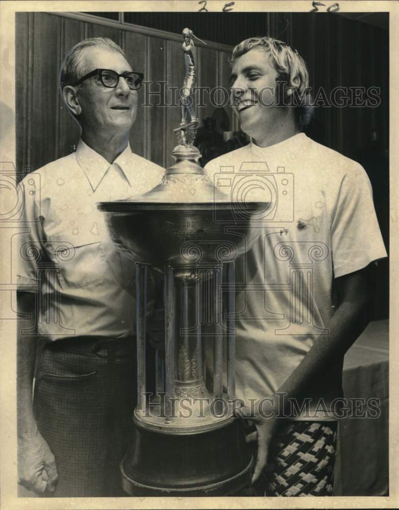 1971 Press Photo Al Weidemann presents golf trophy to Stan Stopa - noo76107 - Historic Images