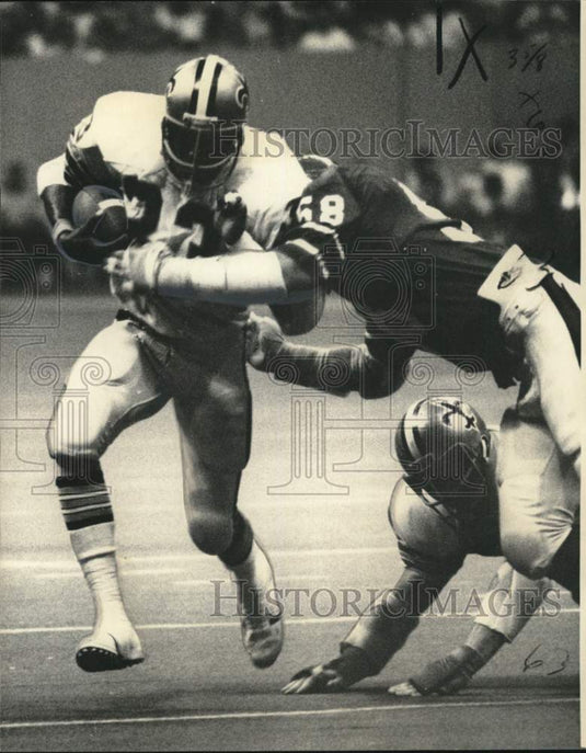 1975 Press Photo Saints Mike Strachan eludes Falcon's Don Hansen at Superdome - Historic Images