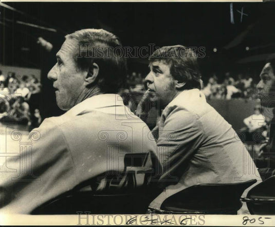 1976 Press Photo Don Sparks and Butch van Breda Kolff watch Jazz basketball game - Historic Images
