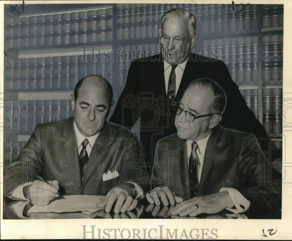 1966 Maurice Sontheimer and officials sign purchase site documents - Historic Images