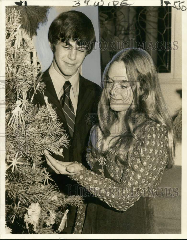 1972 Press Photo Buddy Spell. Anne Marie Jensen check out Christmas tree - Historic Images