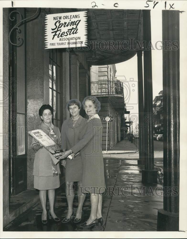 1970 Press Photo Members stand outside Spring Fiesta headquarters at St. Peter - Historic Images