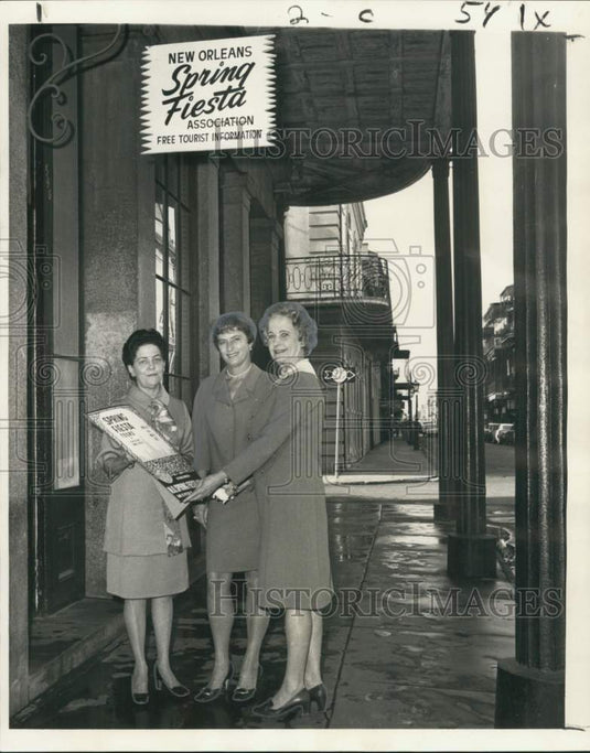 1970 Press Photo Members stand outside Spring Fiesta headquarters at St. Peter - Historic Images