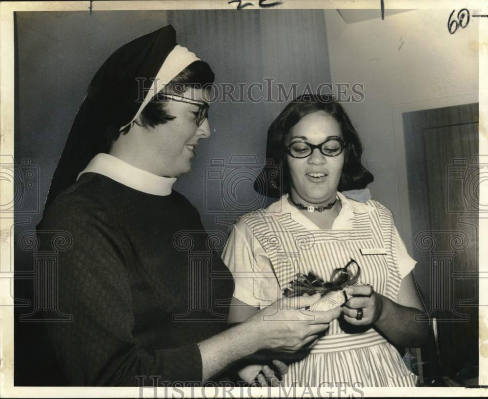 1970 Sister Mary Dorothy presents award to top volunteer Pat Baird - Historic Images