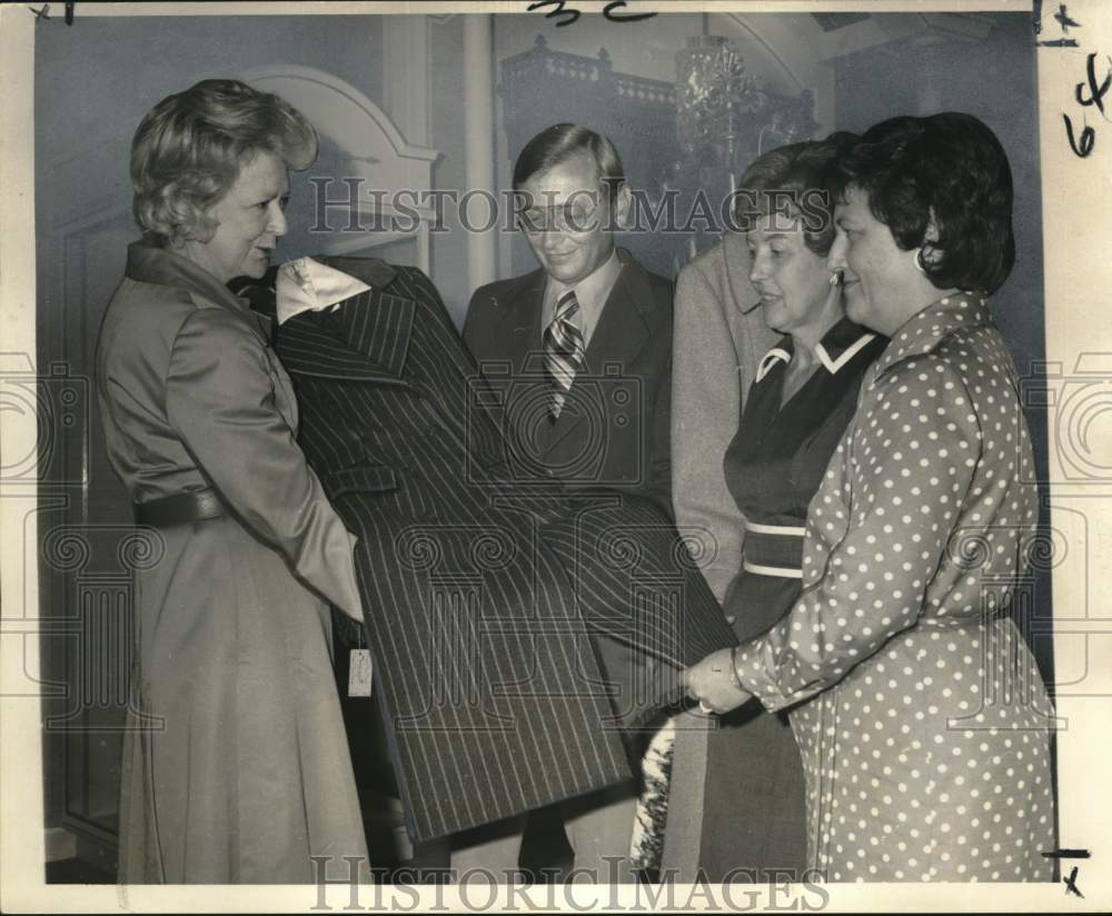 1971 Robert Sonfield, Maison Blanche president, looks over dresses - Historic Images