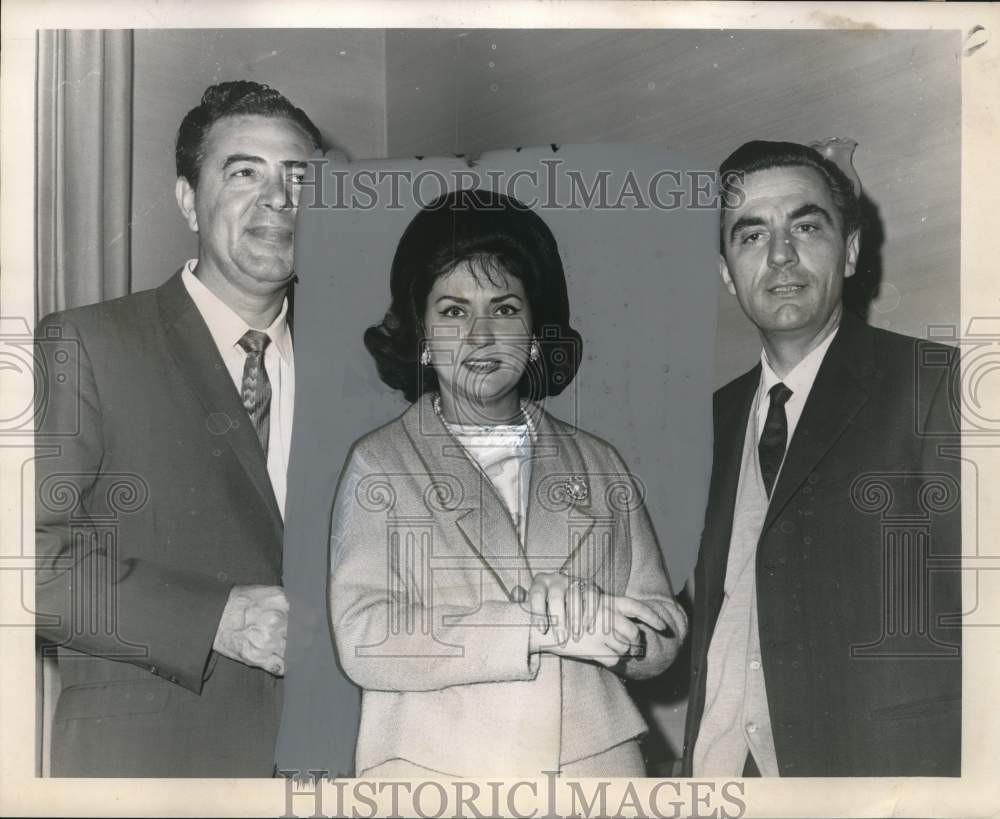 1965 Press Photo Richard Torigi with fellow opera stars at Kolbs - Historic Images