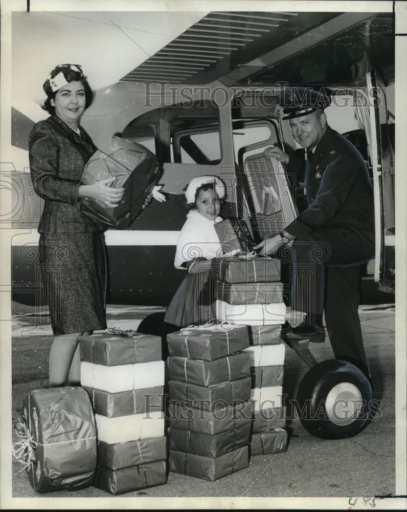 1963 Tuberculosis Association members load Christmas gifts for event - Historic Images