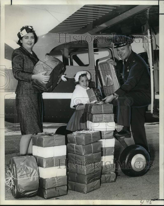 1963 Tuberculosis Association members load Christmas gifts for event - Historic Images