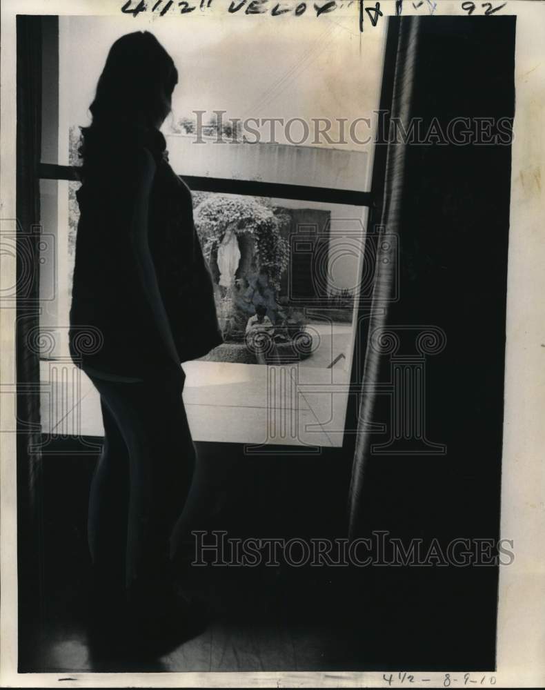 1974 Press Photo Silhouette of a pregnant woman at a home for unwed mothers - Historic Images