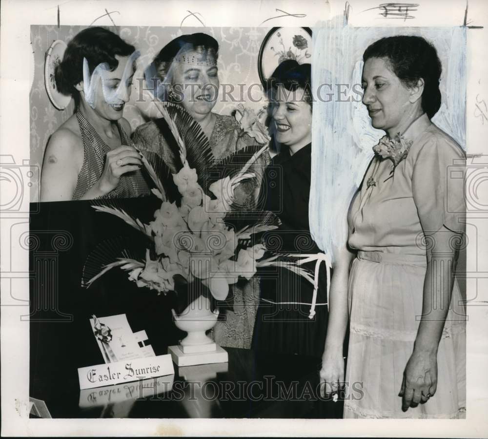 1954 Press Photo Lakeview Botany Guild members look at Mrs. Tucker&#39;s arrangement - Historic Images