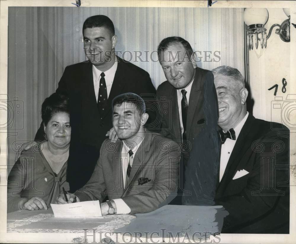 1968 Press Photo Jesse Truax signs grant-in-aid at New Orleans Athletic Club - Historic Images