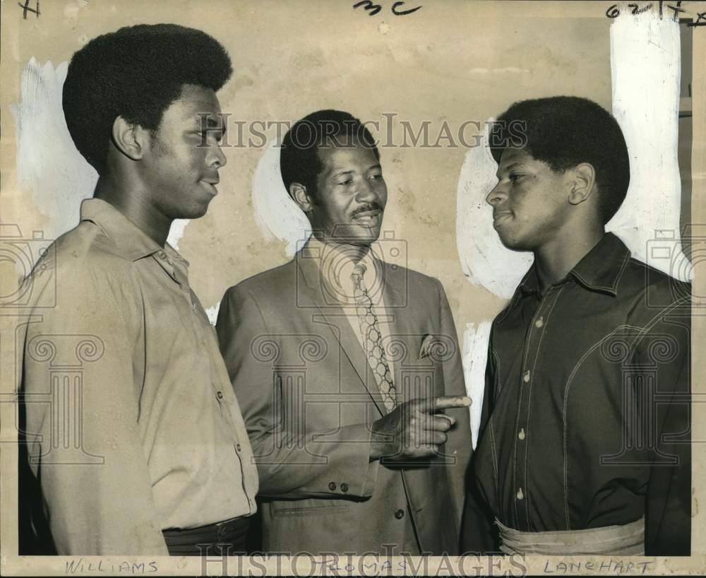 1970 Press Photo Football: Buccaneers coach Turner Thomas talks with the players- Historic Images