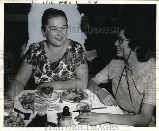 1960 Press Photo Florence Sunstrom and Lenny Simon attend luncheon - Historic Images