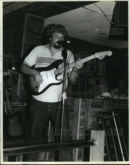 1982 Press Photo Alabama's Jeff Cook performs at Hall of Fame Motor Inn.- Historic Images