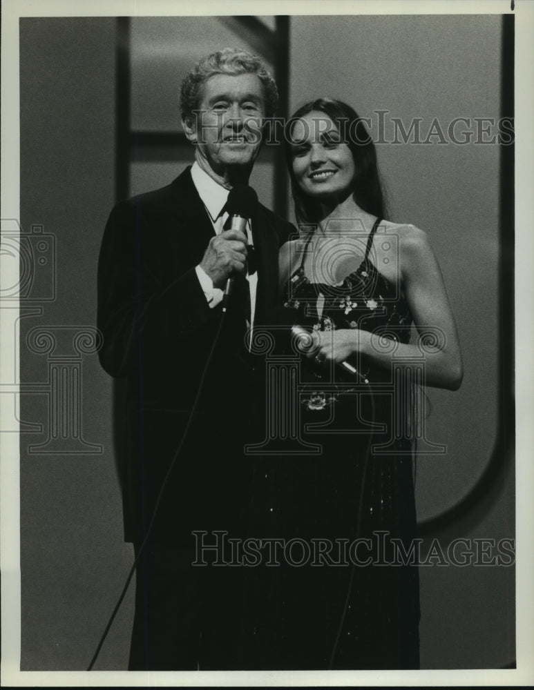 1982 Press Photo Crystal Gayle on Roy Acuff, 50 Years the King of Country Music.- Historic Images