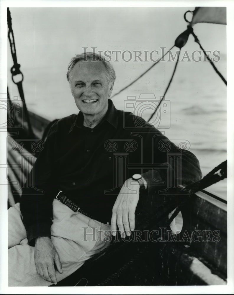 1998 Press Photo Alan Alda hosts Scientific American Frontiers, on PBS. - Historic Images