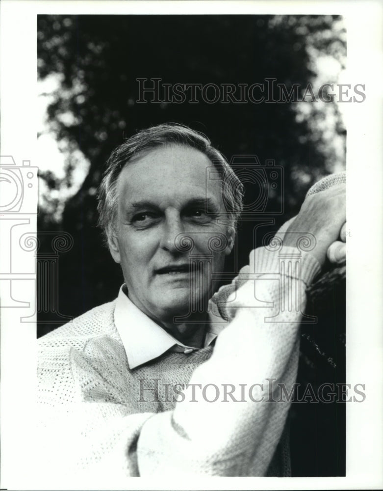 1996 Press Photo Alan Alda hosts Scientific American Frontiers, on PBS. - Historic Images