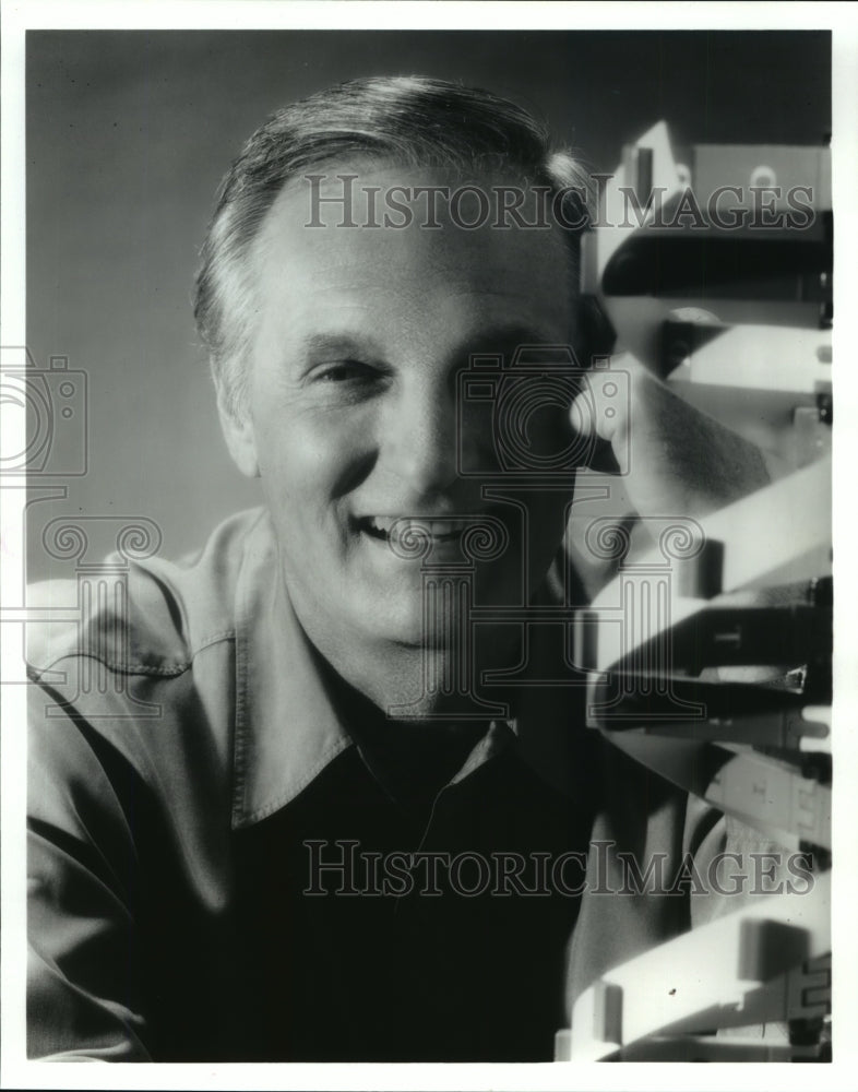 1993 Press Photo Alan Alda hosts Scientific American Frontiers, on PBS.- Historic Images