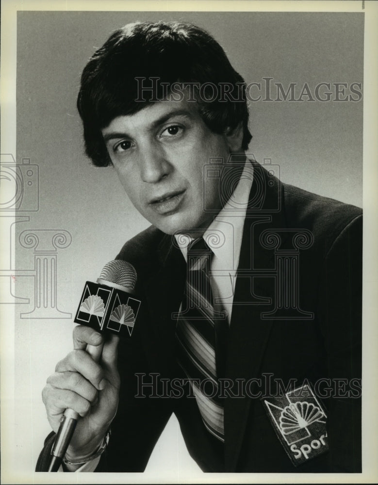 1985 Marv Albert, sports announcer for NBC Sports. - Historic Images