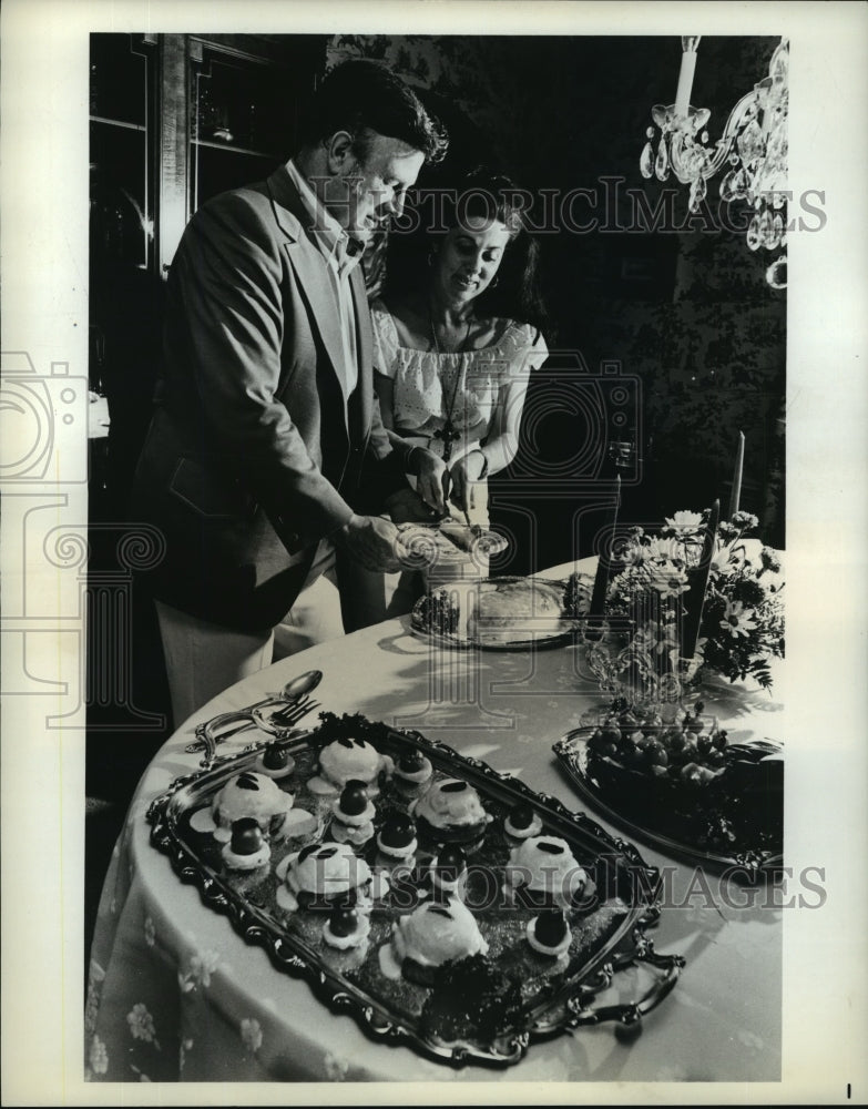 1972 Press Photo Metropolitan Opera tenor John Alexander and his wife, Susie. - Historic Images