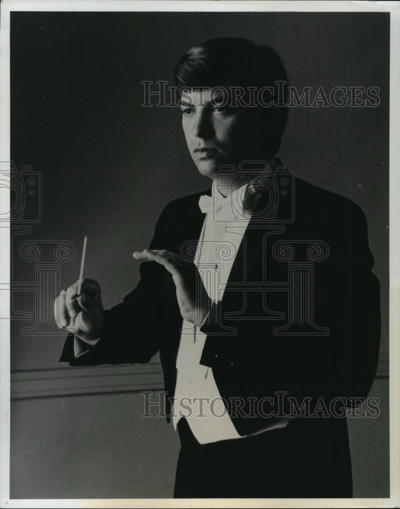 1974 Press Photo John Alexander, orchestra conductor. - Historic Images