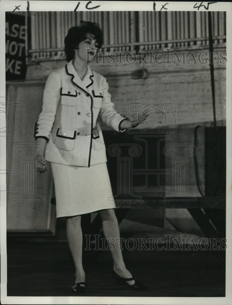 1965 Press Photo Elizabeth Allen in Do I Hear A Waltz, on Broadway. - nop00538- Historic Images