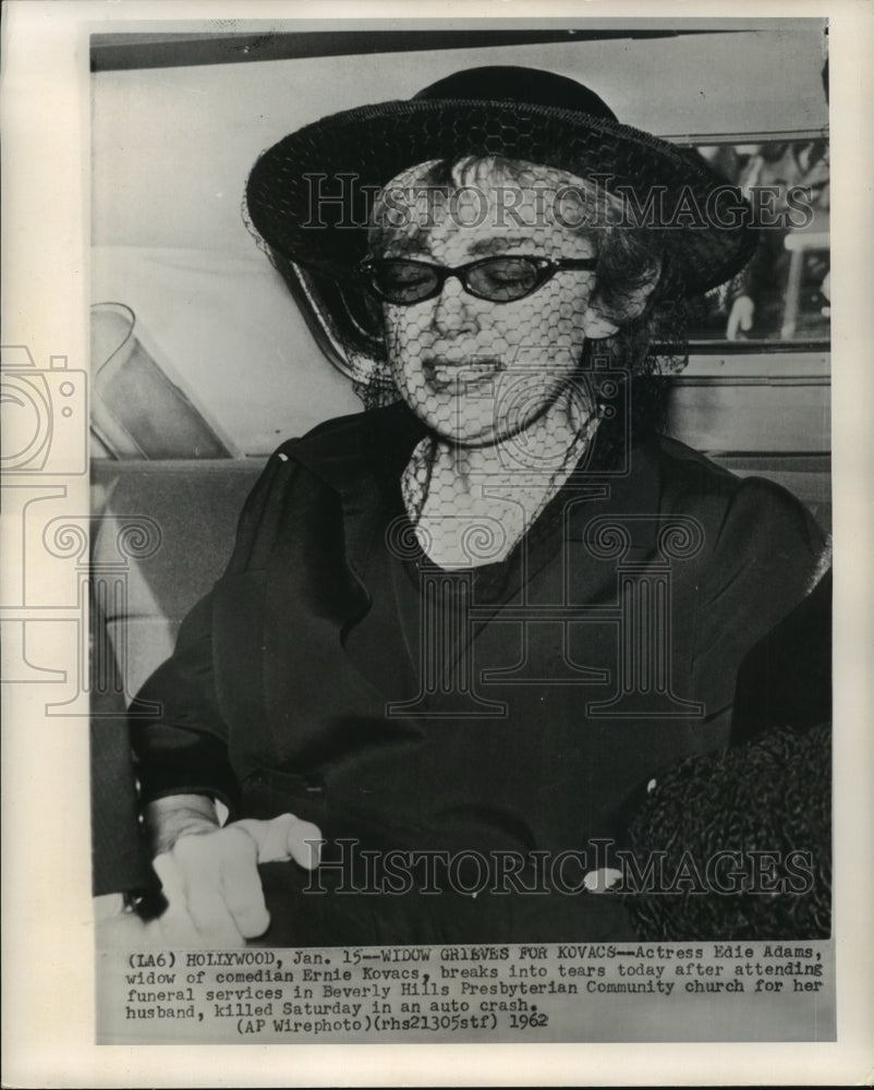 1962 Press Photo Actress Edie Adams attends funeral for husband, Ernie Kovacs. - Historic Images