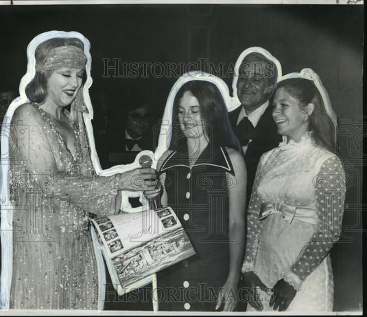 1981 Press Photo Edie Adams, Hollie Hardeman, Pete Candoli & Alicia Harris.- Historic Images