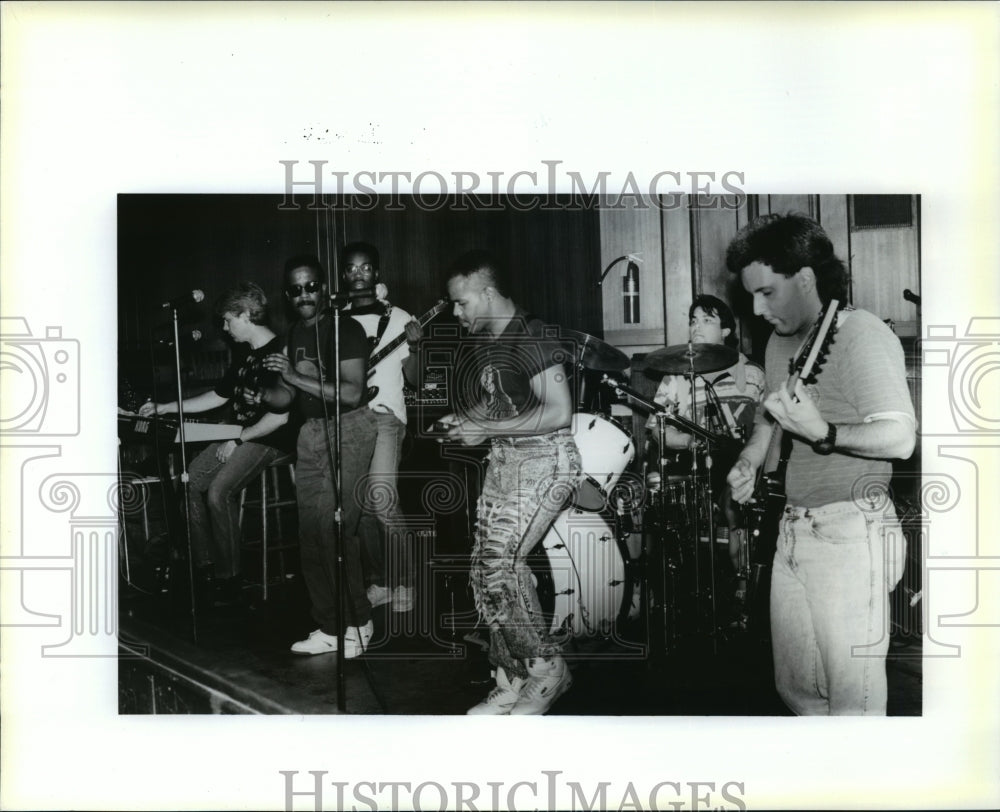 1990 Press Photo Members of After Dark perform at St. Bernard Parish Prison.- Historic Images