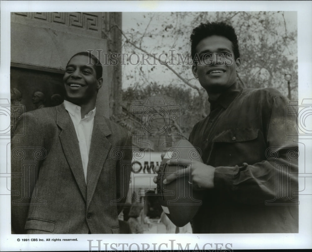 1991 Press Photo Mario Van Peebles and Marcus Allen in The Ricky Bell Story.- Historic Images