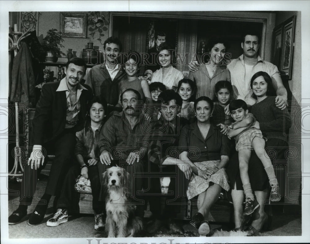 1984 Press Photo Hector Elizondo, Mario Lopez and the cast of A.K.A. Pablo.- Historic Images