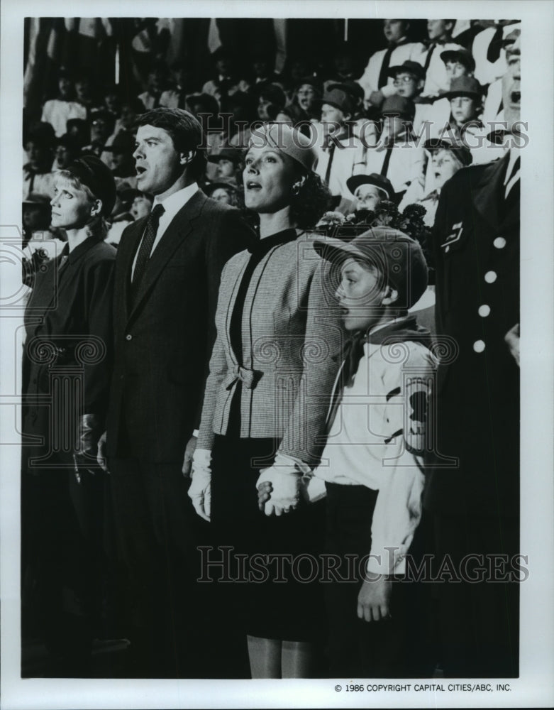 1987 Cindy Pickett and Robert Urich star in Amerika, on ABC. - Historic Images