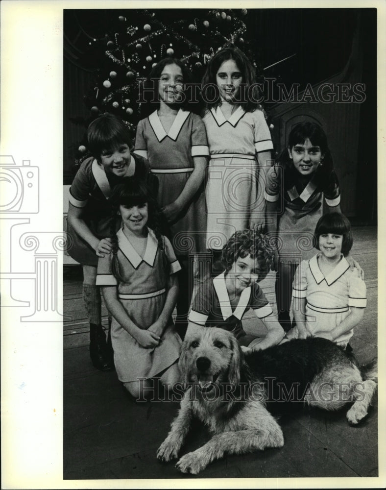 1985 Press Photo Rosanne Sorrentino, Mollie Hall and the cast of Annie.- Historic Images