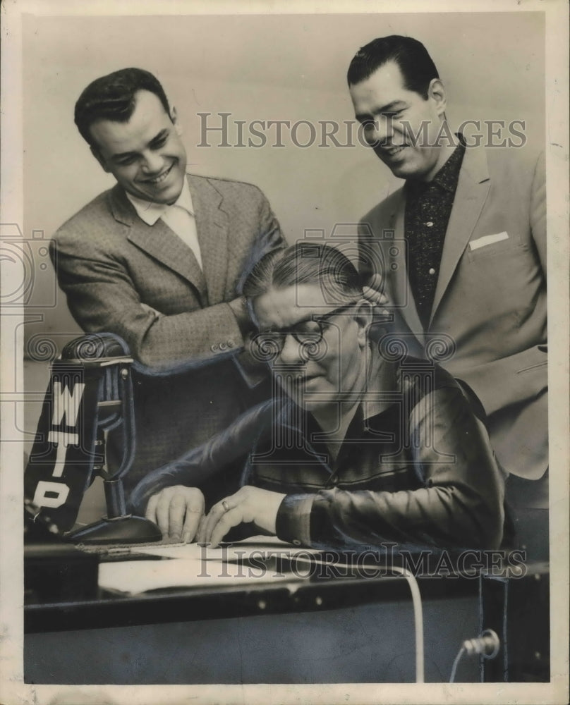Press Photo Ted Andrews, baseball announcer on WTPS Radio. - nop03586-Historic Images