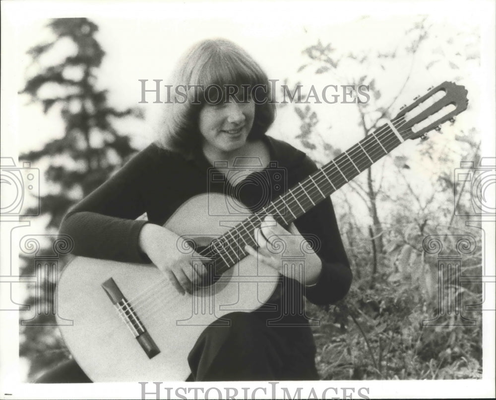 1977 Alice Artzt, classical guitarist. - Historic Images