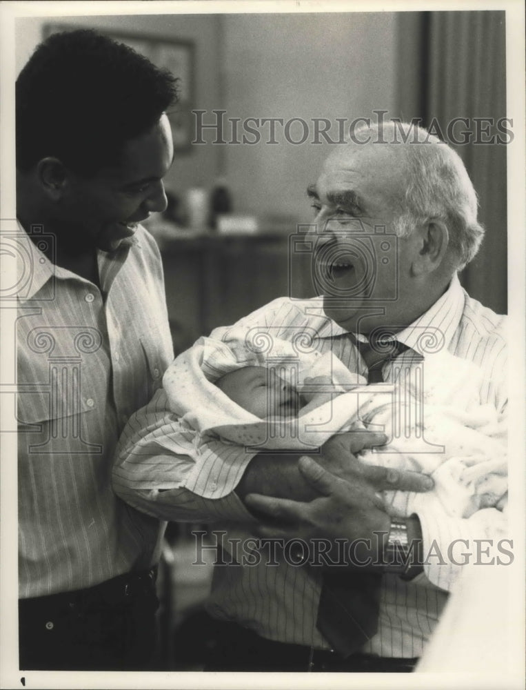 1988 Press Photo Edward Asner, Mykel T. Williamson on &quot;The Bronx Zoo&quot; NBC TV-Historic Images